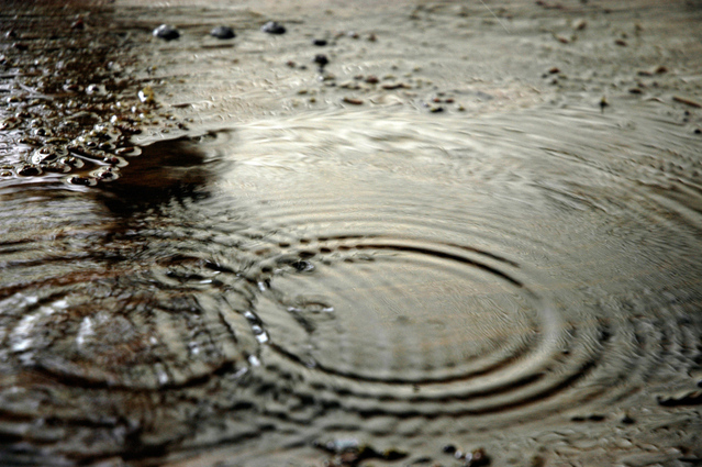 raindrops-in-puddle-1171471-639x424